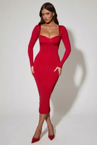 Vestido midi rojo con fruncidos y detalle de sujetador en capas de Deliana