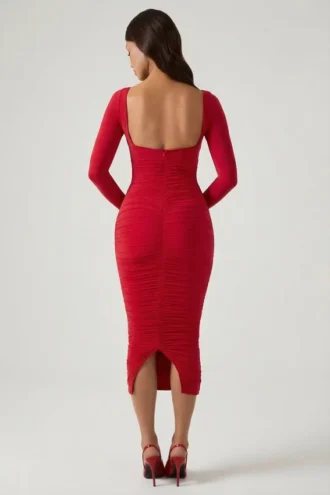 Vestido midi rojo con fruncidos y detalle de sujetador en capas de Deliana