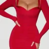Vestido midi rojo con fruncidos y detalle de sujetador en capas de Deliana