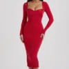Vestido midi rojo con fruncidos y detalle de sujetador en capas de Deliana