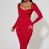 Vestido midi rojo con fruncidos y detalle de sujetador en capas de Deliana