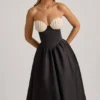 Vestido midi sin tirantes con corsé Gabrielle en negro