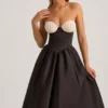Vestido midi sin tirantes con corsé Gabrielle en negro