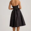Vestido midi sin tirantes con corsé Gabrielle en negro