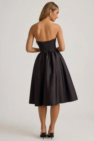 Vestido midi sin tirantes con corsé Gabrielle en negro