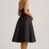 Vestido midi sin tirantes con corsé Gabrielle en negro