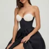 Vestido midi sin tirantes con corsé Gabrielle en negro