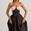 Vestido midi sin tirantes con corsé Gabrielle en negro