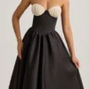 Vestido midi sin tirantes con corsé Gabrielle en negro