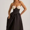 Vestido midi sin tirantes con corsé Gabrielle en negro