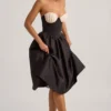 Vestido midi sin tirantes con corsé Gabrielle en negro