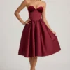 Vestido midi sin tirantes con corsé Gabrielle en rojo vino