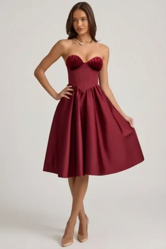 Vestido midi sin tirantes con corsé Gabrielle en rojo vino