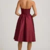 Vestido midi sin tirantes con corsé Gabrielle en rojo vino