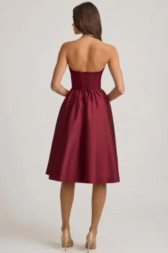 Vestido midi sin tirantes con corsé Gabrielle en rojo vino
