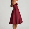 Vestido midi sin tirantes con corsé Gabrielle en rojo vino
