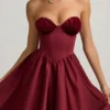 Vestido midi sin tirantes con corsé Gabrielle en rojo vino