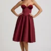 Vestido midi sin tirantes con corsé Gabrielle en rojo vino