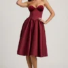 Vestido midi sin tirantes con corsé Gabrielle en rojo vino