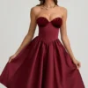 Vestido midi sin tirantes con corsé Gabrielle en rojo vino