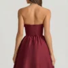 Vestido midi sin tirantes con corsé Gabrielle en rojo vino