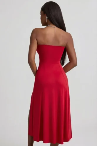 Vestido midi sin tirantes de corte A en jersey elástico Joely en rojo intenso