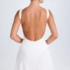 Vestido Shirin con espalda abierta y drapeado en blanco