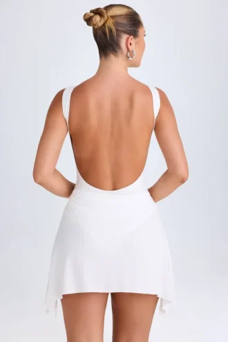Vestido Shirin con espalda abierta y drapeado en blanco