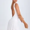 Vestido Shirin con espalda abierta y drapeado en blanco