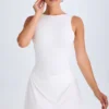 Vestido Shirin con espalda abierta y drapeado en blanco