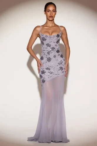 Vestido sin espalda con escote corazón y adornos Amarelle en color lila