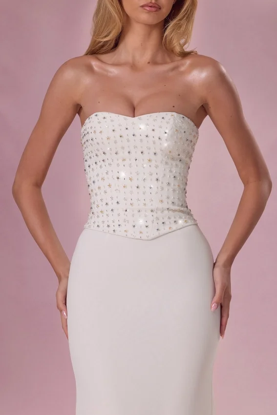 Vestido sin tirantes con corsé adornado Melora en color marfil