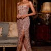 Vestido sin tirantes con cuello bandeau y adornos Solenna en oro rosa