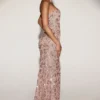 Vestido sin tirantes con cuello bandeau y adornos Solenna en oro rosa