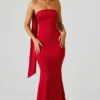 Vestido sin tirantes con detalle de pañuelo Mandi en rojo escarlata