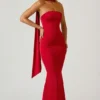 Vestido sin tirantes con detalle de pañuelo Mandi en rojo escarlata