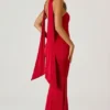 Vestido sin tirantes con detalle de pañuelo Mandi en rojo escarlata