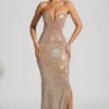 Vestido sin tirantes con escote pronunciado y adornos Lucile en color almendra