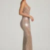 Vestido sin tirantes con escote pronunciado y adornos Lucile en color almendra