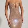 Vestido sin tirantes con escote pronunciado y adornos Lucile en color almendra