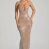 Vestido sin tirantes con escote pronunciado y adornos Lucile en color almendra