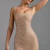 Vestido Sindre con cuello cuadrado y adornos en color almendra