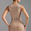 Vestido Sindre con cuello cuadrado y adornos en color almendra
