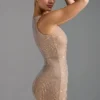 Vestido Sindre con cuello cuadrado y adornos en color almendra