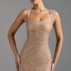 Vestido Sindre con cuello cuadrado y adornos en color almendra