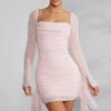 Vestido Tivoli de manga larga con cuello vuelto y adornos en color rosa palo