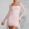 Vestido Tivoli de manga larga con cuello vuelto y adornos en color rosa palo