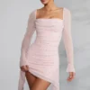 Vestido Tivoli de manga larga con cuello vuelto y adornos en color rosa palo