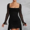 Vestido Tivoli de manga larga con cuello vuelto y adornos en negro