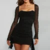 Vestido Tivoli de manga larga con cuello vuelto y adornos en negro